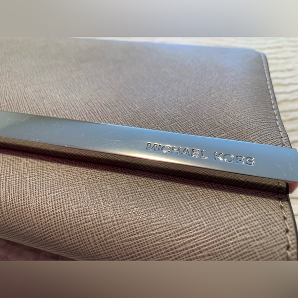 Michael Kors clutch with removable strap - Picture 3 of 10